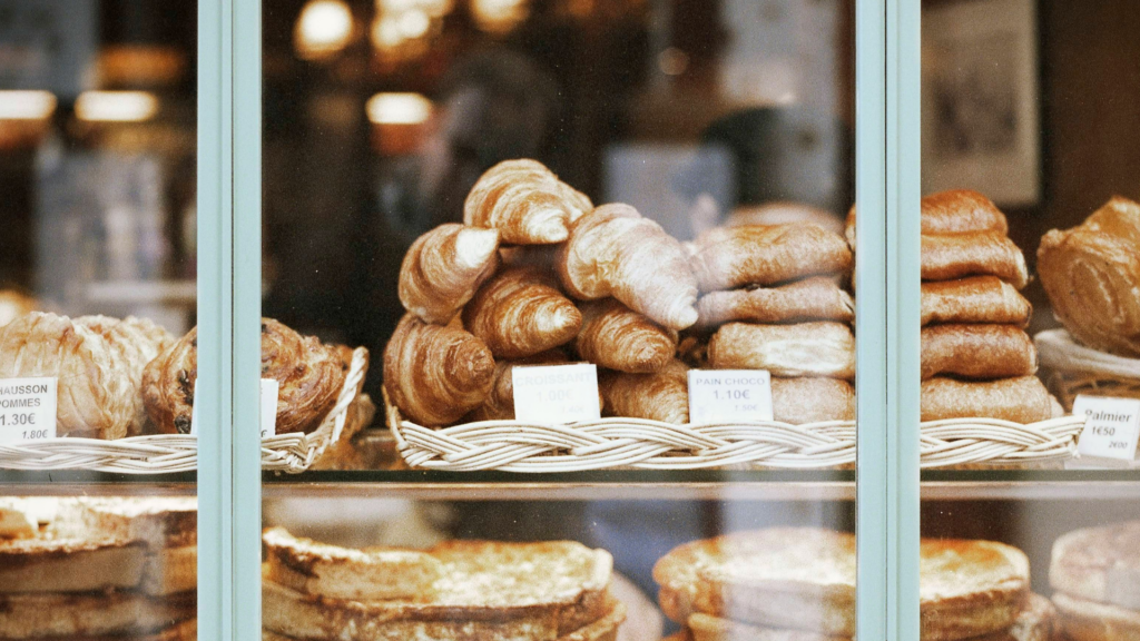Schaufenster einer französischen Boulangerie mit frischen Croissants und französischem Gebäck